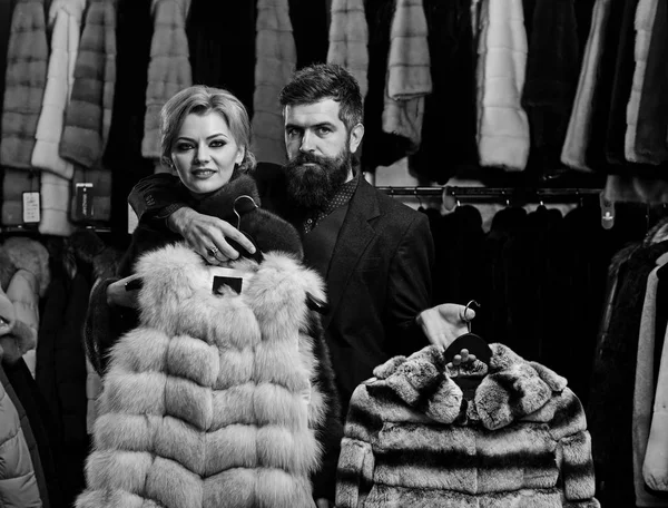 Homem e mulher com casacos na loja de peles . — Fotografia de Stock