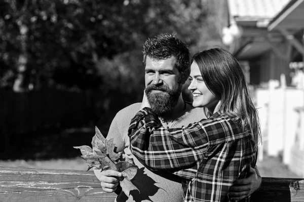 Menina e cara barbudo ou amantes felizes no abraço data — Fotografia de Stock