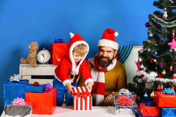 Tweede kerstdag en familie. Man met baard en blij gezicht — Stockfoto