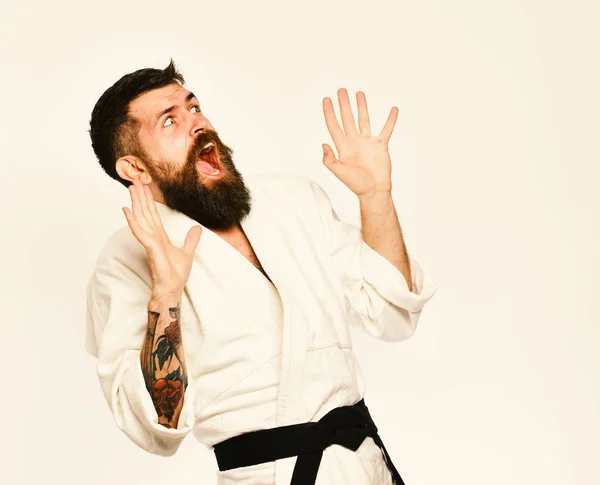 Karate hombre con la cara asustada en uniforme. Hombre con barba — Foto de Stock