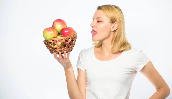 Метаболизм и диета. Концепция здорового питания. Женщина знает, как оставаться в форме и быть здоровой. Большая часть ваших блюд будет состоять из яблок. Девушка держать корзину с яблоками белый фон — стоковое фото