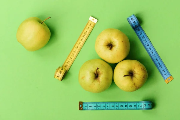 Patrón hecho de frutas de manzana, medidas de cinta amarilla y azul — Foto de Stock
