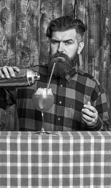 Erfahrene Barmann-Konzept. Barmann mit Bart und strenger Miene — Stockfoto