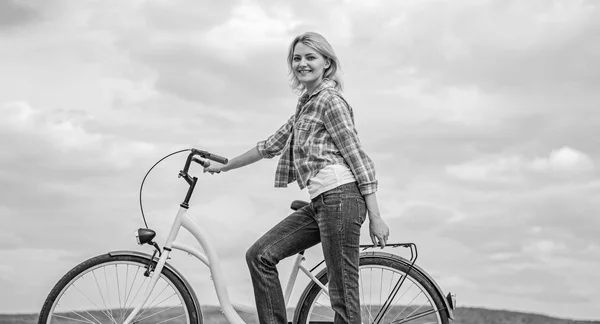 Kız cruiser modeli bisiklet sürmek. Sağlıklı en çevre dostu ve en tatmin edici formları kendi ulaşım. Kadın ile bisiklet gökyüzü arka plan gidiyor. Etkin boş ve sağlıklı etkinliği — Stok fotoğraf