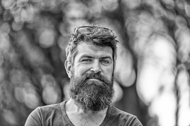 Çatık ve onun kaş raising komik surat sakallı adam. Yakışıklı adam açık havada uzun sakal, eğlenceli ve etkin boş kavramı closeup portresi