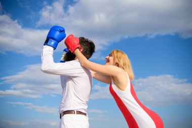 Kız kullanım kurnaz hile mücadele. Kaç aşk boks eldiveni mavi gökyüzü arka plan içinde. Kız onun gözleri boks eldiven yakın. Kurnaz stratejisi kazanmak. Anlayışlı başarının anahtarıdır. Kör boksör rakip saldırmak değil