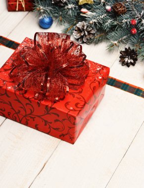 Noel hediyesi ve ağaç dekoru kompozisyonu. Kış zamanı