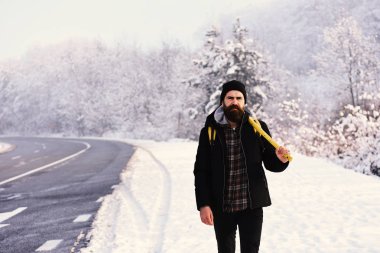 Kar ve arka plan üzerinde yol ile sıkı yüzü olan adam.