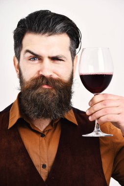 Kısa siyah saçlı şarap bardağını tutan dostu beyaz adam