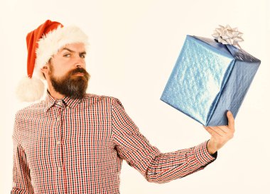 Ekose gömlekli ve Noel Baba şapkalı adamda hediye kutusu var.