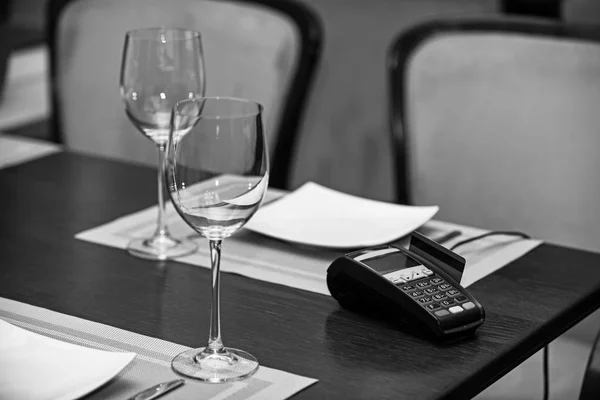 Edc-Automat oder Bankkarte im Lesegerät auf dem Tisch im Restaurant — Stockfoto