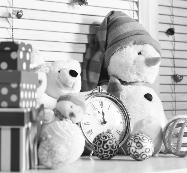 Speelgoed en kerstballen in close-up, selectieve focus. — Stockfoto