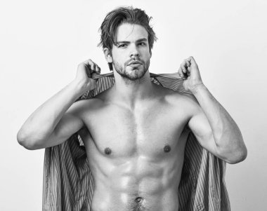 Maço seksi gövde ve altı paketleri ile mavi bornoz.