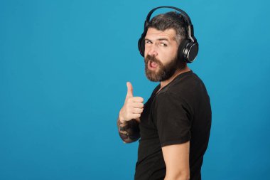 Müzik ve eğlence kavramı. Sakallı DJ kulaklık takıyor