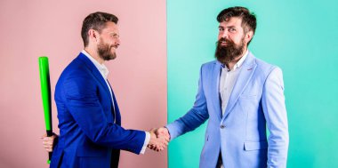 Zor ilk izlenim. Ona güvenmiyorum. Gizli tehlike. İşadamı el sallayarak süre yarasa arkasına gizler. Gizli tehdit kavramı. Rakip ofis arkadaşları el sıkışan iş ortakları