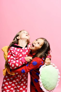 Tutun çocuklar sürpriz yüzü olan yeşil ve sarı yastık