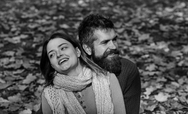 Romantizm ve güneşli Sonbahar ruh kavramı. Kız ve sakallı adam