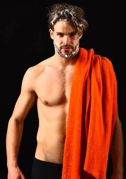 Necesito ducharme. Hombre con toalla naranja listo para tomar la ducha. Macho atractivo desnudo chico negro fondo. Hombre barbudo pelo rizado cubierto con espuma o jabón suds. Lavar la espuma con agua cuidadosamente — Foto de Stock