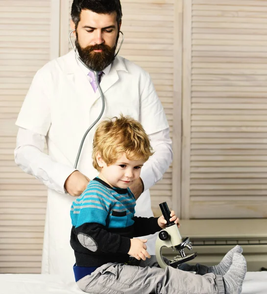 Hombre y niño hacen experimentos sobre el fondo de madera . — Foto de Stock