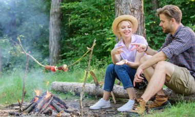 Çift taş kağıt makas el oyna. Kaç turist şenlik ateşi yakın oturmak günlük süre onların jest atma. El jest oyun karar kim kazanmak. Kazanan ilk yer. Adam ve kız el jest oyna