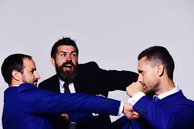 Liderler iş liderlik için kavga. İş arkadaşlarınızla en iyi pozisyon karar