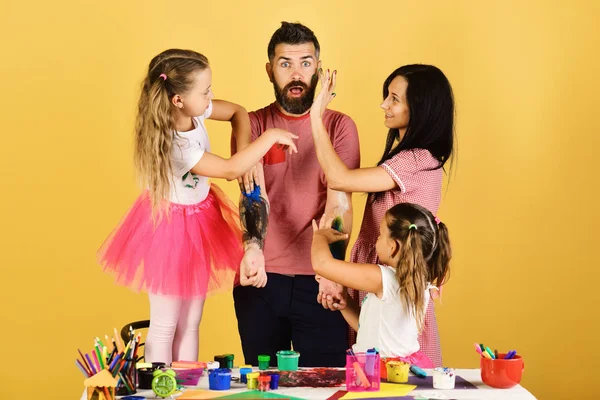 Meisjes, man en vrouw met lachende en verraste gezichten — Stockfoto