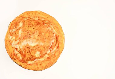 Peynirli ve kapalı pizza. Beyaz arka planda izole edilmiş.