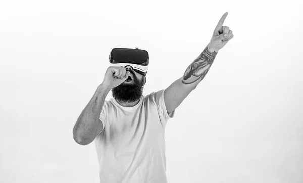Hipster sur le visage occupé utiliser les technologies modernes pour le divertissement ou l'éducation. Homme à barbe dans des verres VR, fond blanc. Un type avec des lunettes VR chantant avec un micro virtuel. Concept de musicien VR — Photo