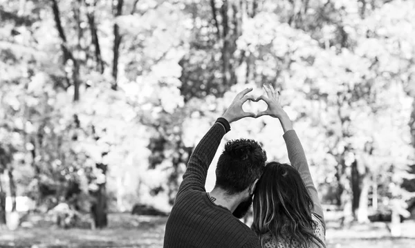 Пара закоханих показує знак серця з пальцями . — стокове фото