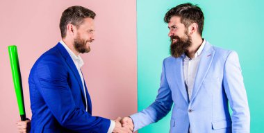 Gizli tehdit kavramı. Rakip ofis arkadaşları el sıkışan iş ortakları. Zor ilk izlenim. Ona güvenmiyorum. Gizli tehlike. El sallayarak süre yarasa arkasından işadamı gizler