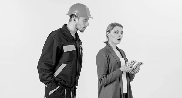 Constructor en el casco mira a la mujer con la cara ocupada — Foto de Stock