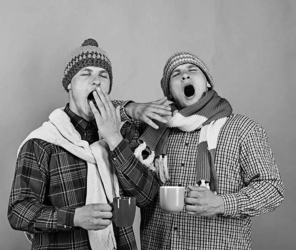 Broers en zussen drink warme chocolademelk en geeuw. Tweeling met vermoeide gezichten — Stockfoto