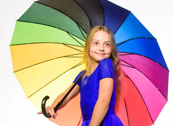 Způsoby, jak se rozjasní vaši náladu na podzim. Dívka dítě připravené splnit pokles počasí s Barevný deštník. Způsoby, jak zlepšit náladu podzim. Barevné příslušenství pro veselou náladu. Zůstat pozitivní podzim — Stock fotografie