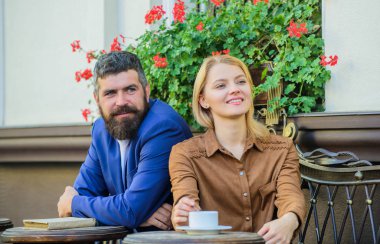 İki aşk sit kafe Teras sonra kahve keyfini çıkarın. İşadamı ile dating kız. İşadamı kalma. Çift tanışma kafe Teras. İşadamı Tarih önce şeyler biliyorum. Bul ve tarihi işadamı