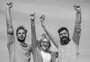 Özgürlük kavramı. Şirket mutlu meslektaş ofis çalışanları özgürlük Cuma akşamı, gökyüzü arka plan tadını çıkarın. Çalışanların özgürlük hissi tadını çıkarın. Formal giyim ve kız sakallı erkekler çalışma hafta tamamlandı.