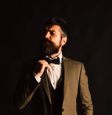 Yönetmen ya da girişimci şık sakallı ve bıyıklı..