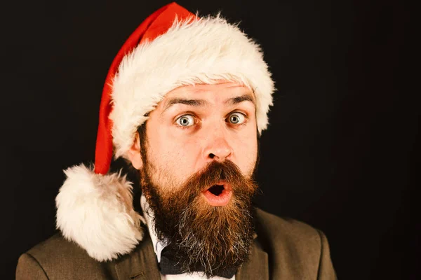 Santa en rojo sombrero de Navidad y pajarita en negro —  Fotos de Stock