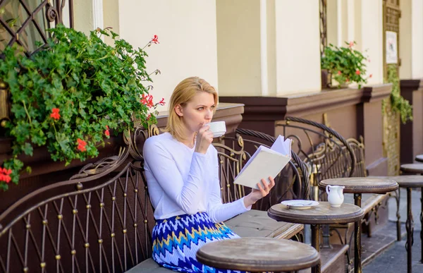 Caneca de café e livro interessante melhor combinação fim de semana perfeito. Menina beber café enquanto ler livro bestseller pelo autor popular. Mulher tem beber café terraço ao ar livre. Ler é o seu hobby — Fotografia de Stock