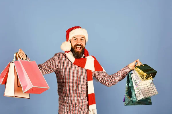 Santa med färgglada paket. Julhandel och försäljning koncept — Stockfoto
