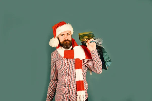 Santa con paquetes de colores. Hombre con barba y cara feliz — Foto de Stock