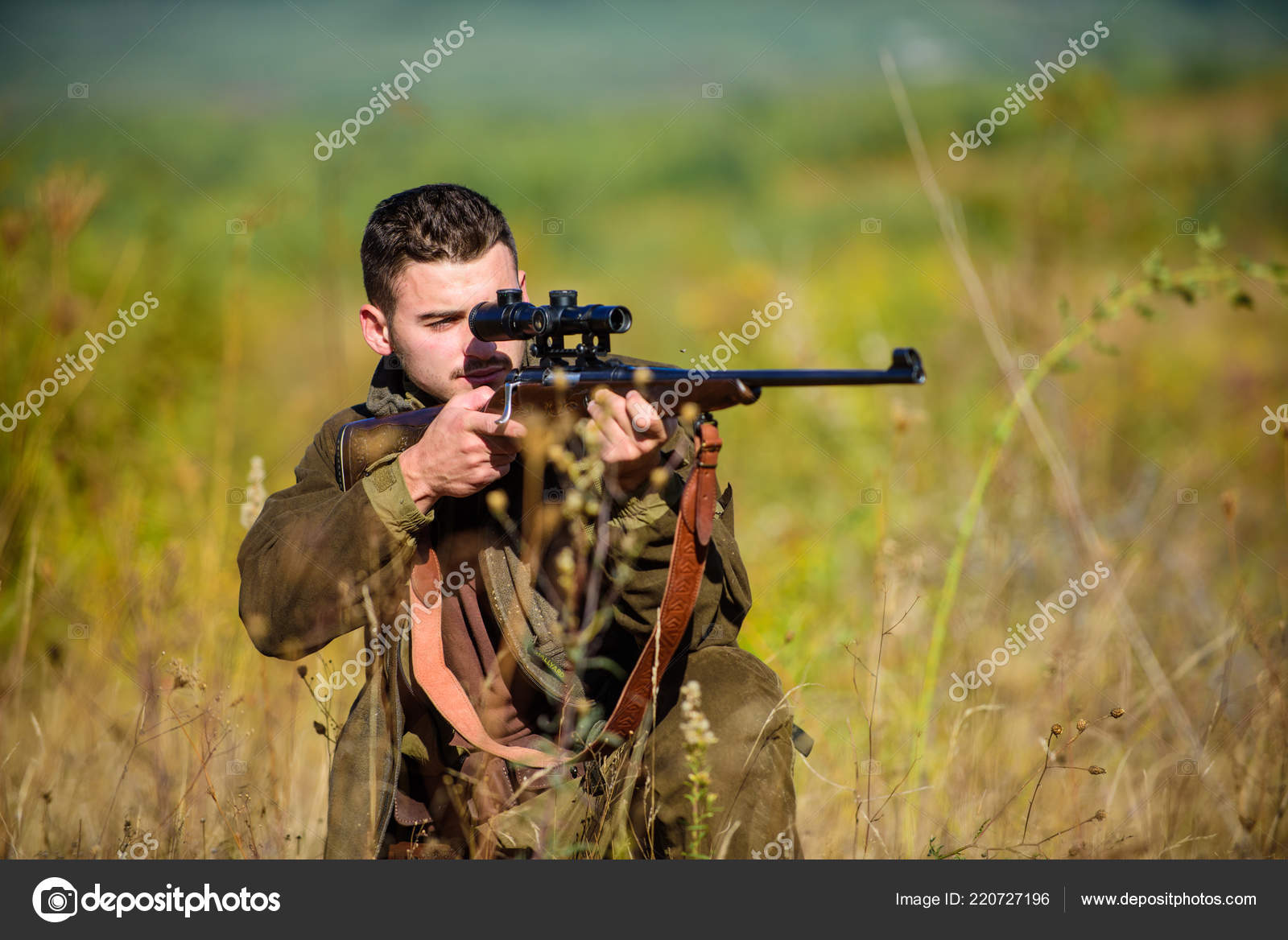 O caçador mira com um rifle. um homem camuflado está se preparando