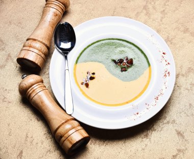 Geleneksel mutfak konsepti. Ispanak ve balkabağı kremalı çorba.