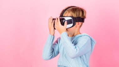 Siber uzay ve sanal oyun. Sanal gerçeklik geleceğin teknolojisi. Sanal gerçeklik keşfedin. Çocuk Çocuk vr gözlük pembe arka plan giymek. Çocuk boy play sanal gerçeklik oyunu. Alternatif gerçeklik keşfetmek