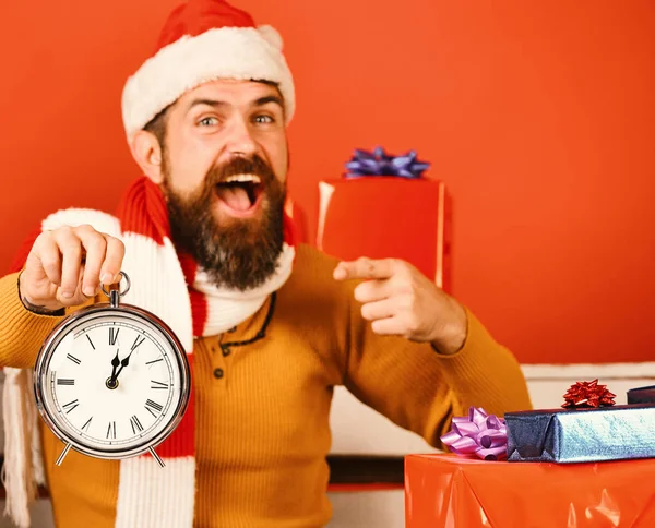 Retrato de Santa Claus apuntando al reloj mostrando de cinco a medianoche — Foto de Stock