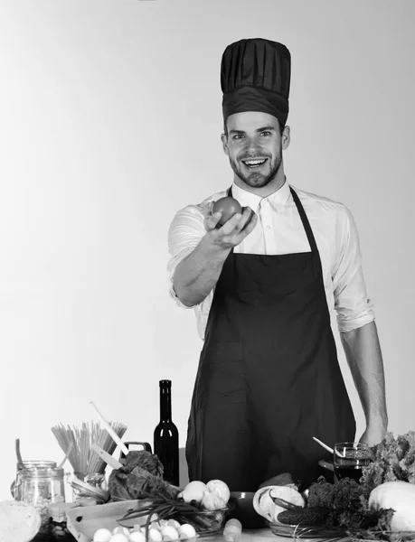 Förberedelse matkoncept. Kock med leende ansikte rymmer tomater — Stockfoto