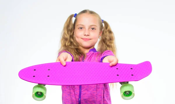 Meilleurs cadeaux pour les enfants. Liste de cadeaux ultime aider à choisir cadeau parfait pour la fille. Les enfants aux cheveux longs portent un penny board. Skateboards en plastique pour patineur de tous les jours. Un penny pour les enfants. Penny board de son rêve — Photo