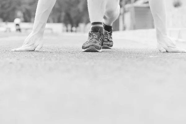 Formadores de corredor iniciando sua maratona em esteira plana — Fotografia de Stock