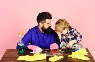 Adam pembe bir arka plan üzerinde şirin çocuk ile.