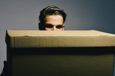 Teslimat ve taşınma konsepti. Dağınık saçlı adam.