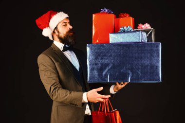 İş ve kutlama konsepti. Ciddi yüzlü bir iş adamı.